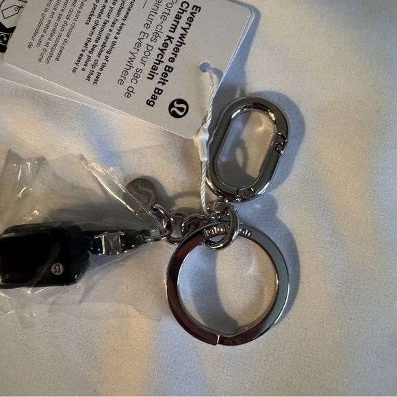 🆕🖤 Lululemon Everywhere Belt Bag Charm Keychain Black - Picture 3 of 3